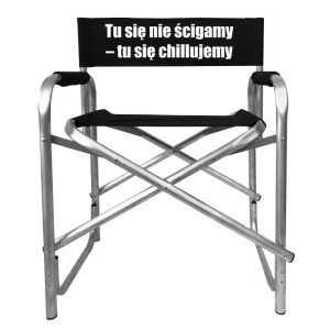 Krzesło Reżyserskie z napisem „Tu się nie ścigamy – tu się chillujemy”